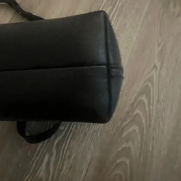 Madewell Small Transport
Leather Crossbody
Tote - Picture 7 of 13